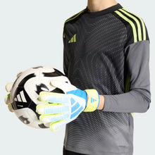 Load image into Gallery viewer, PREDATOR GOALKEEPER GLOVE MATCH FINGERSAVE JUNIOR
