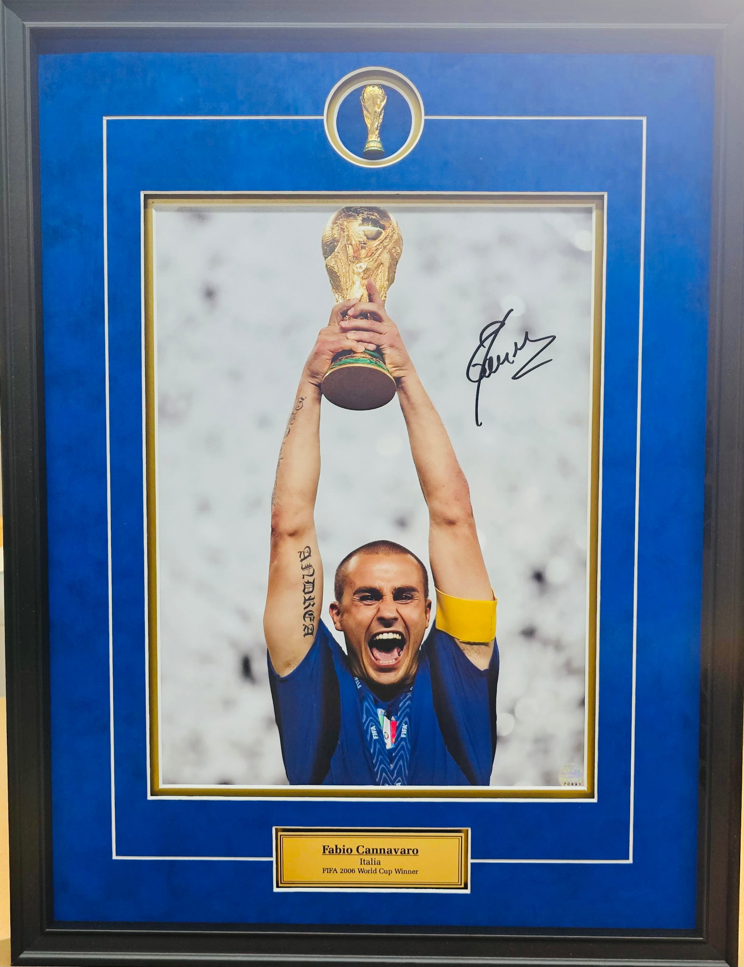 390★サッカー★fabio cannavaro★prostars★フィギュア Fabio Cannavaro Signed Italy 2006 World Cup Celebration Photo