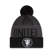 Load image into Gallery viewer, MANCHESTER UNITED – NEW ERA BLACK POM BEANIE
